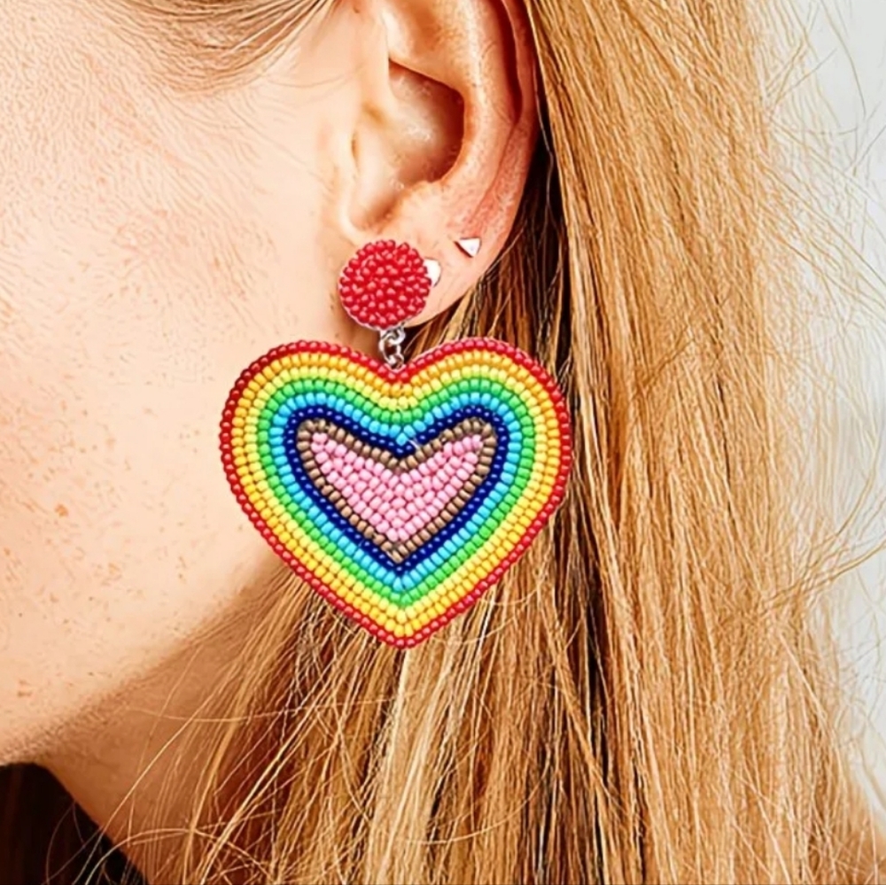 🆕️💗🌈 BEADED RAINBOW HEART EARRINGS 🌈💗